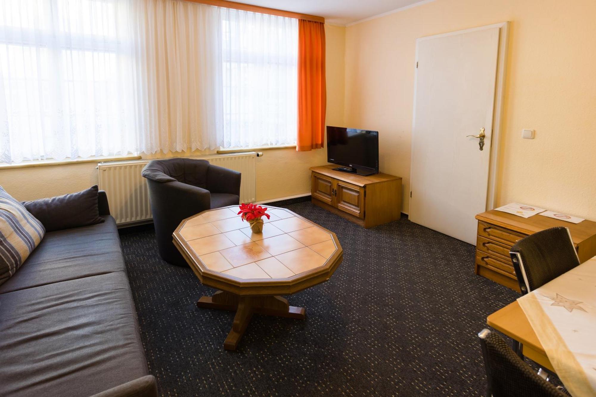 Pension & Ferienwohnungen Toepferstueb'L Saalfeld Saale Exterior foto
